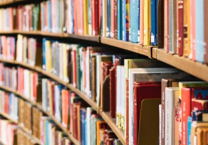 A bookshelf filled with lots of books on it.